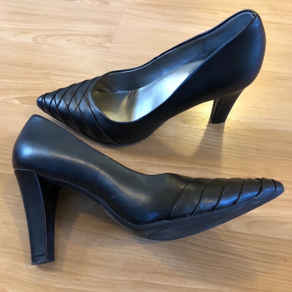 Black Me Too Pumps Size 8